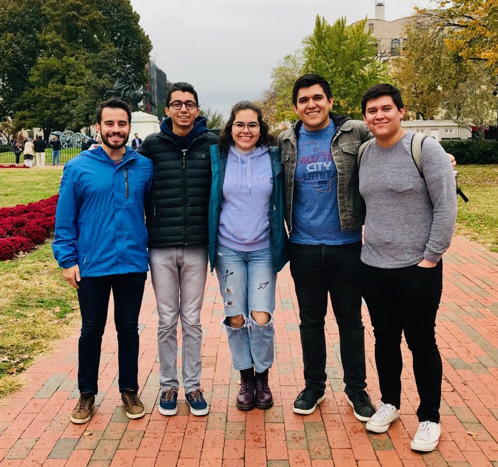 Georgetown students and KI staff